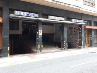 Aparcament cotxe a Manuel iradier 23. Garaje en venta en centro.