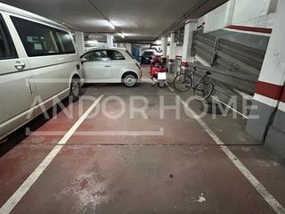 Autoparkplatz  Carrer de la reina amàlia. Amplia plaza de parking