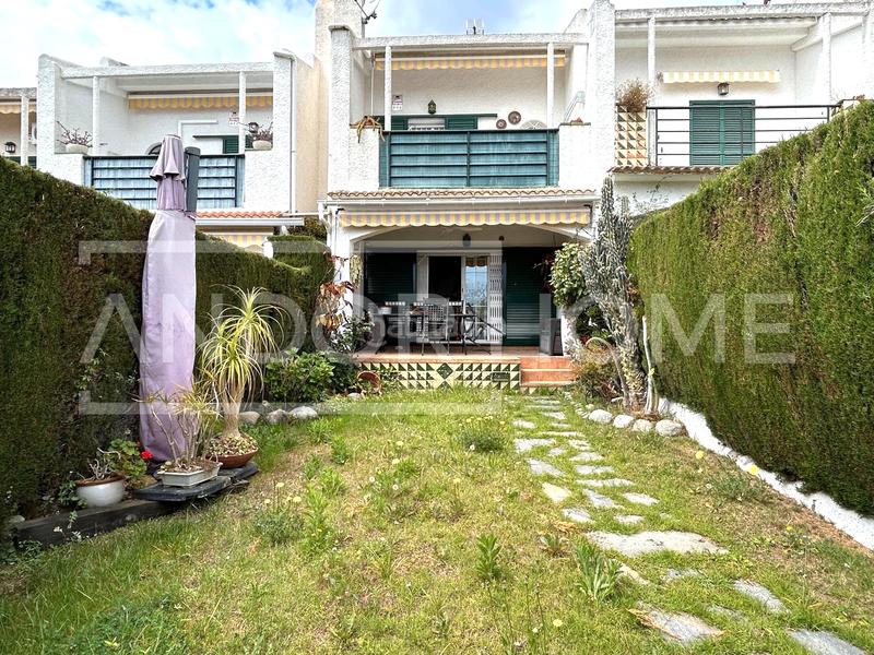 Foto 3fcabaef-2658-48db-8322-f8498cc42100. Casa bifamiliare con parcheggio piscina in Cunit residencial Cunit