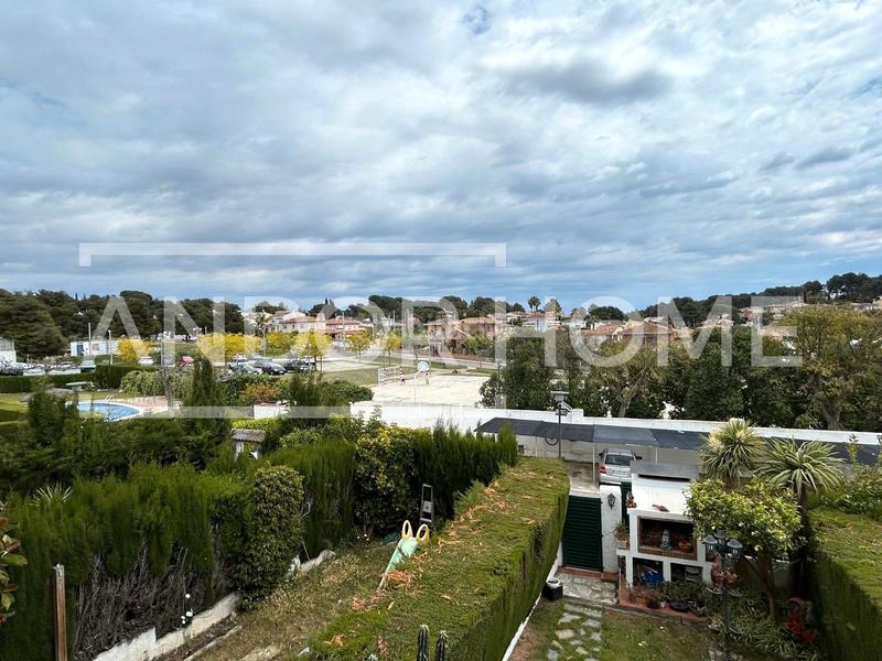 Foto 86fda6aa-fce8-4256-950e-1691b5734807. Casa bifamiliare con parcheggio piscina in Cunit residencial Cunit