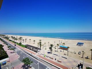 Apartament  Passeig marítim de neptú. Apartamento de 4 dormitorios situado frente a la playa de gandia
