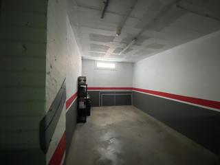 Aparcament cotxe a Mercat-Mas Moixa. Plazas parking cerradas con entrada de montacargas ascensor