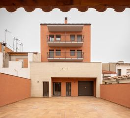 Piano terra in Joan Prim. Planta baja de 2 dormitorios con una gran terraza y 2 garajes in