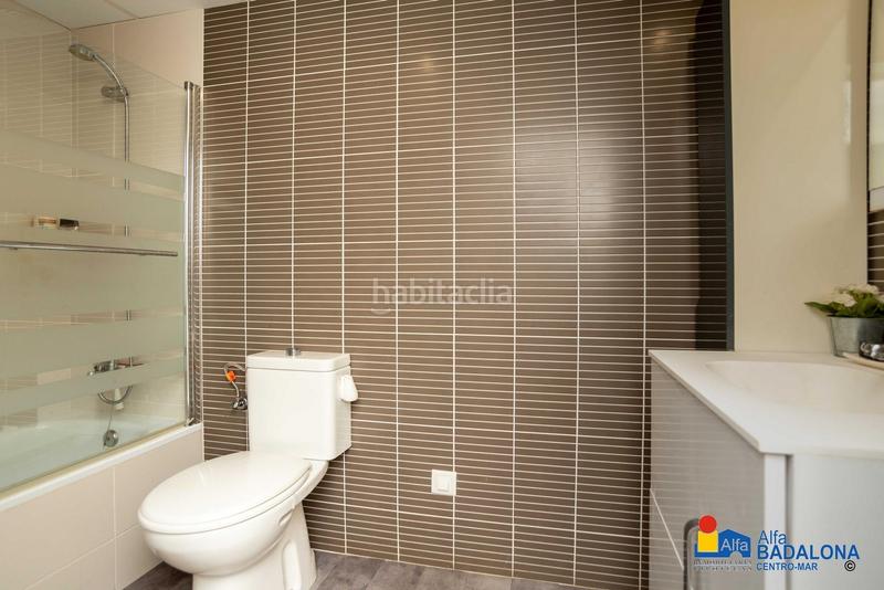 Foto 034aeb97-7364-4654-a686-1b99f642494d. Piso  en primera línea de mar de 84 m, 3 habit., terraza de 67 m, zona comunitaria y parking incluido en Badalona
