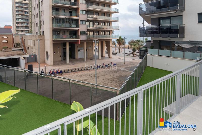 Foto 2cf4f24a-89d9-4ffe-8a53-52b0a6b96357. Piso  en primera línea de mar de 84 m, 3 habit., terraza de 67 m, zona comunitaria y parking incluido en Badalona