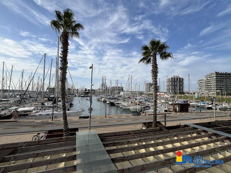 Foto c6cbb4d3-76aa-4c85-90d2-7fe670c66e21. Piso  en primera línea de mar de 84 m, 3 habit., terraza de 67 m, zona comunitaria y parking incluido en Badalona