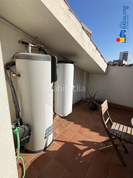 Foto 32a4f6a1-f748-4245-8341-47588eea5075. Casa adossada amb calefacció aparcament piscina a Badalona