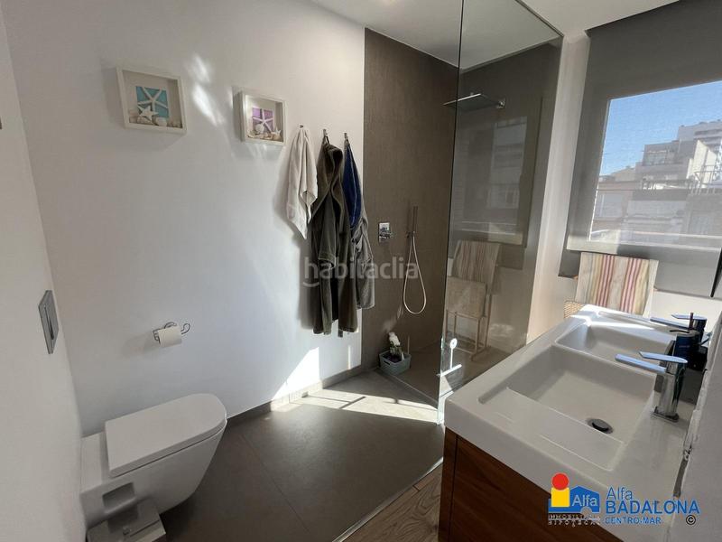 Foto 5bd1ddb9-d6a9-406d-b7d0-9fa1cdb1d322. Casa adossada amb calefacció aparcament piscina a Badalona