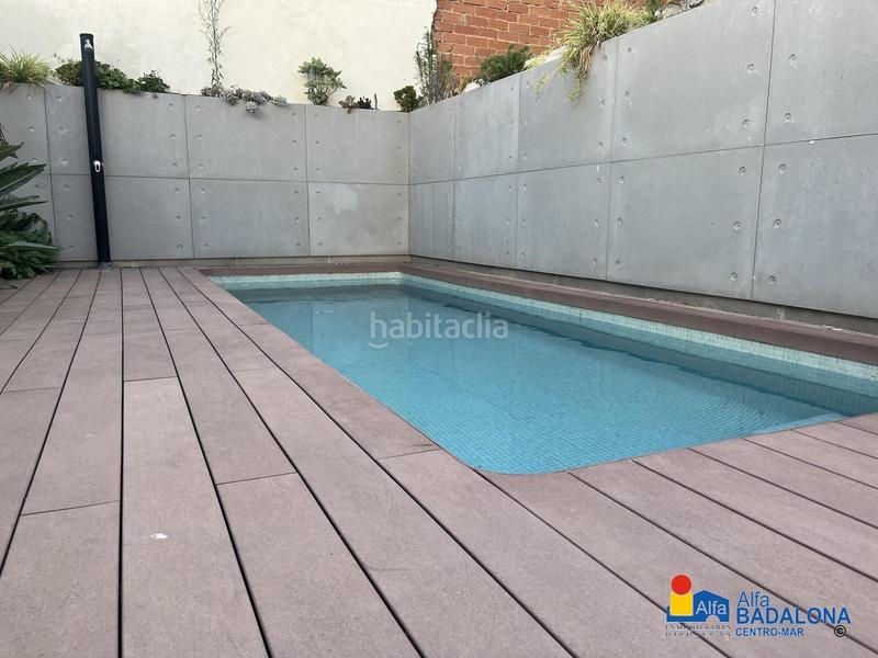 Foto e431463b-cf5d-4098-a00f-30d19391fe11. Casa adossada amb calefacció aparcament piscina a Badalona