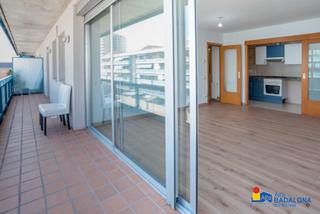 Etagenwohnung in Port. Piso espacioso con gran balcón, 3 habitaciones, parking incluido