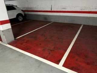 Lloguer Aparcament cotxe a Port. Parking en alquiler para coche grande en c estribord