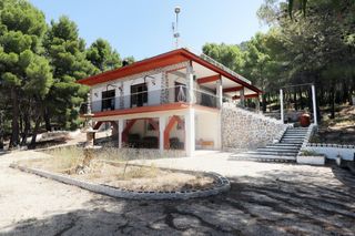 Casa en Castalla. Espectacular parcela en mitad de la montaa.