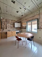 Location Rez-de-chaussée à Plaza Castelar - Mercado Central. Estudio con patio compartido.