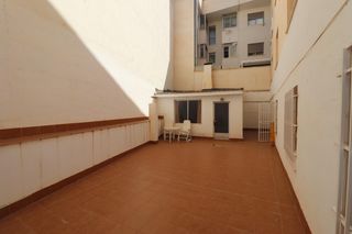 Pis a Plaza de Toros-Avenida Chapí-Trinquete. Vivienda con amplio patio en elda