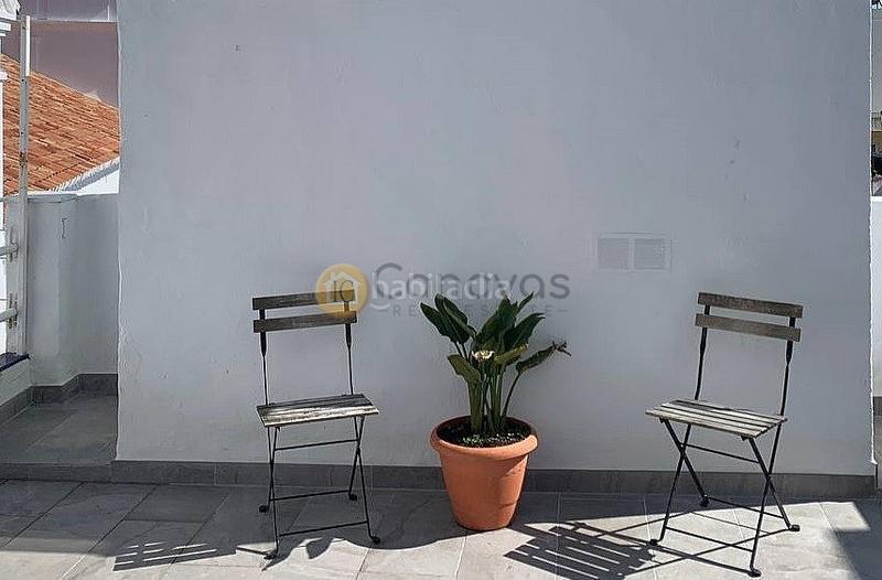 Foto a64d8f55-185c-4fd3-b956-c5346935991e. Casa pareada adosado en pleno Centro con gran solárium con vistas al mar en Nerja