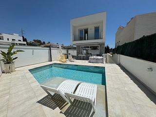 Chalet in Centro. Villa a estrenar con vistas al mar y a la montaña
