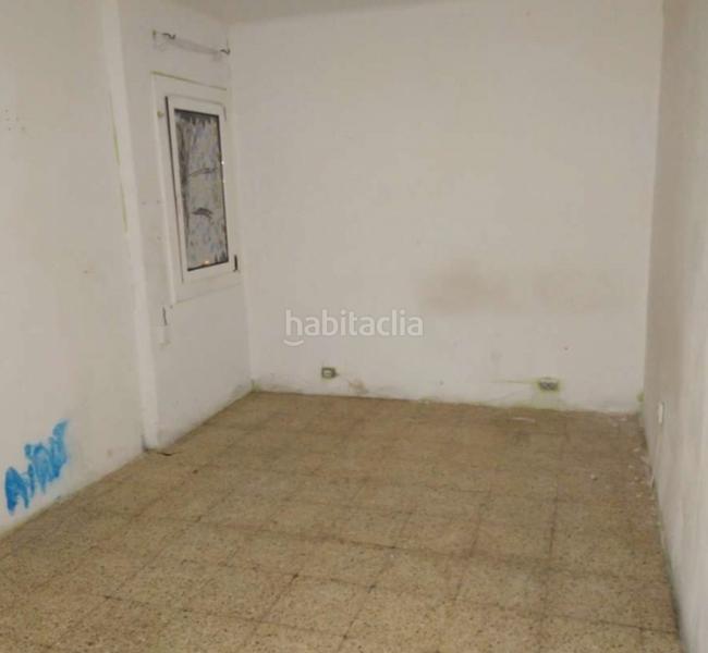 Foto 293b9aa8-0d25-4efa-b3d2-8c5693f2f890. Casa piso en venta en la calle autonomía en Llefià Badalona