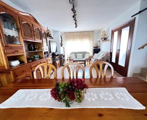 Reihenhaus  Arenys de mar - cl barcelona. Presentamos una encantadora casa adosada, situada a escasos paso