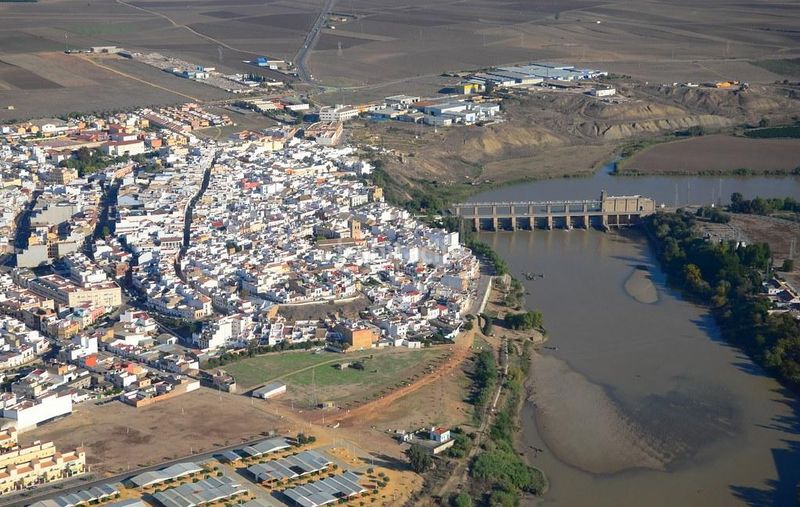Foto 113a843d-b39a-4387-b4b3-21afb8c6e247. Casa adossada amb aparcament a Alcalá del Río