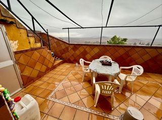 Casa adossada  Calle de la umbría. Amplia casa con patio, garaje y gran potencial en el centro de f