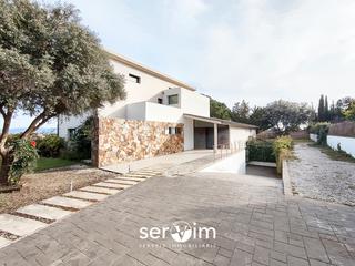 Xalet a Bescanó. Exclusivo chalet de diseño con vistas panorámicas a girona
