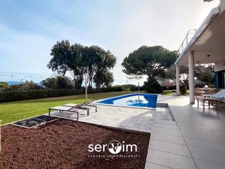 Xalet a Bescanó. Exclusivo chalet de diseño con vistas panorámicas a girona
