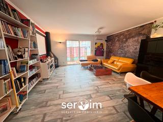Maison jumelée à Carrer de l'estudi general de girona 90. Chalet situado en el barrio de palau, con jardín