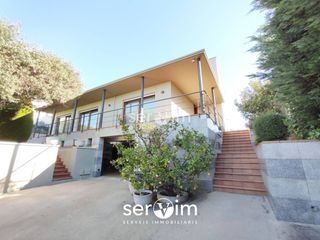 Casa a Calle ronda 4. Excepcional casa aislada con acabados de gran calidad en cass� d