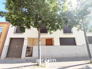 Casa a schiera  Avenida esport. Encantadora casa adosada con gran jardín