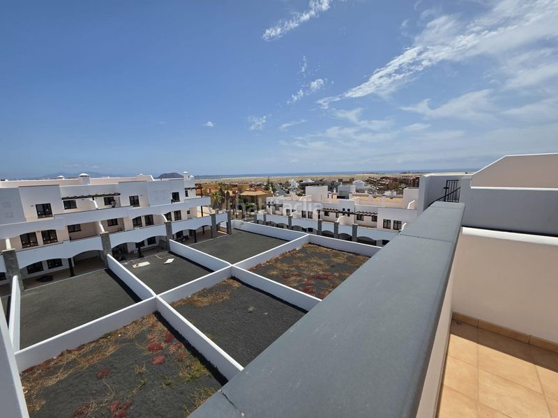 Foto dc6e90a2-59e9-456a-9aa2-f6aa52e6a8f1. Àtic amb aparcament piscina a Corralejo Oliva (La)