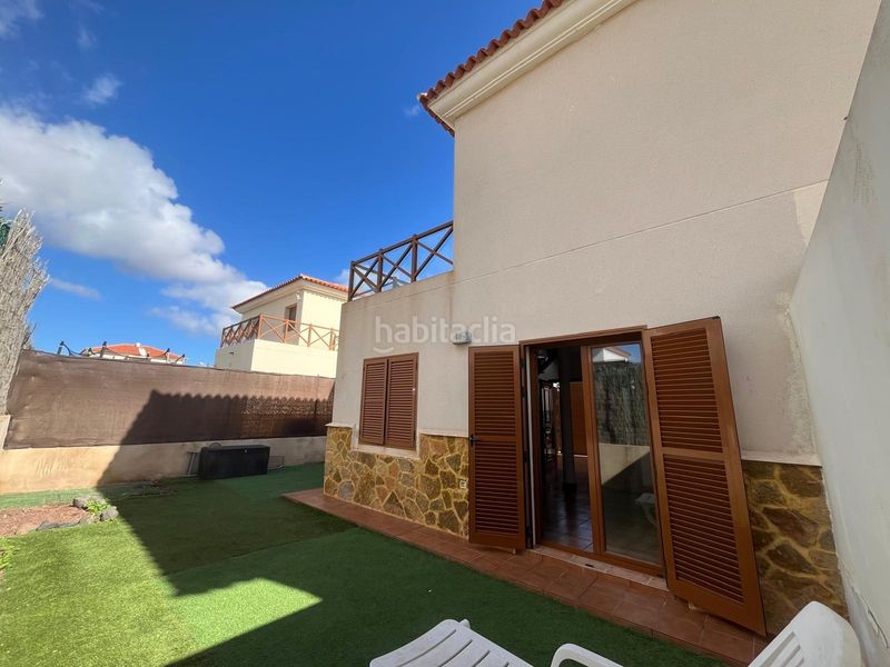 Foto 6481428a-acc7-4c5c-a2aa-3a0a5f85fd3d. Casa adossada amb aparcament piscina a Corralejo Oliva (La)