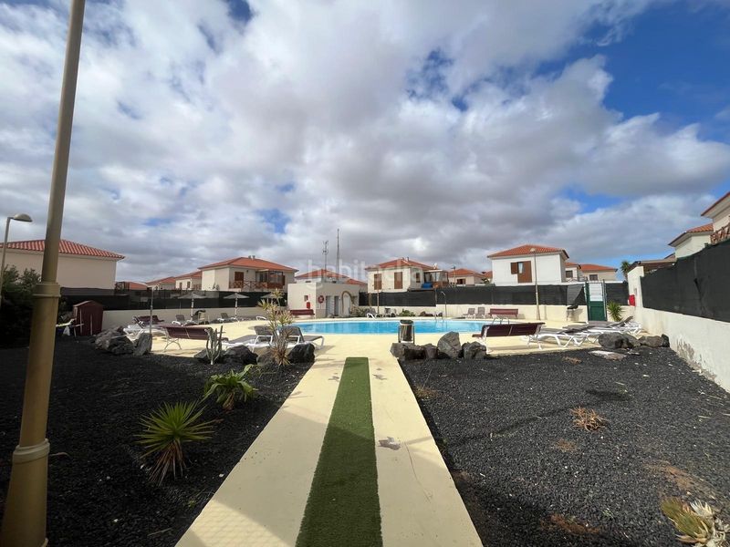 Foto ac7c77c8-b40c-4133-9bc7-d20b26991be7. Casa adossada amb aparcament piscina a Corralejo Oliva (La)