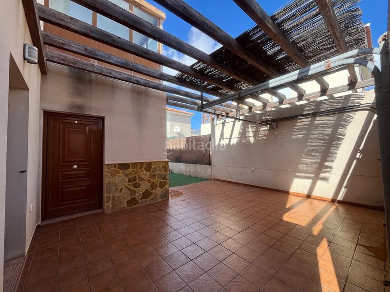 Foto f7711940-10dc-4fd6-b1f1-18b7be97ec39. Casa adossada amb aparcament piscina a Corralejo Oliva (La)
