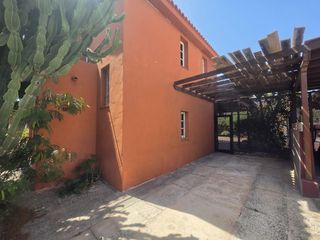 Casa in Avenida avenida primero de mayo 26. Chalet en venta , urbanizacion las pergolas , parque holandes ,
