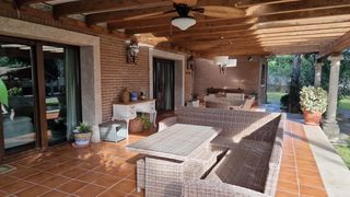 Xalet  Avenida de cuenca. Chalet con piscina y jardín en urb el gran chaparral