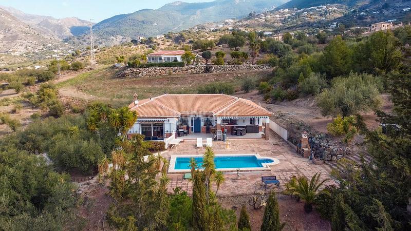 Foto b6771197-cc32-4619-9a5c-da871052cdf8. Casa amb piscina a Alcaucín