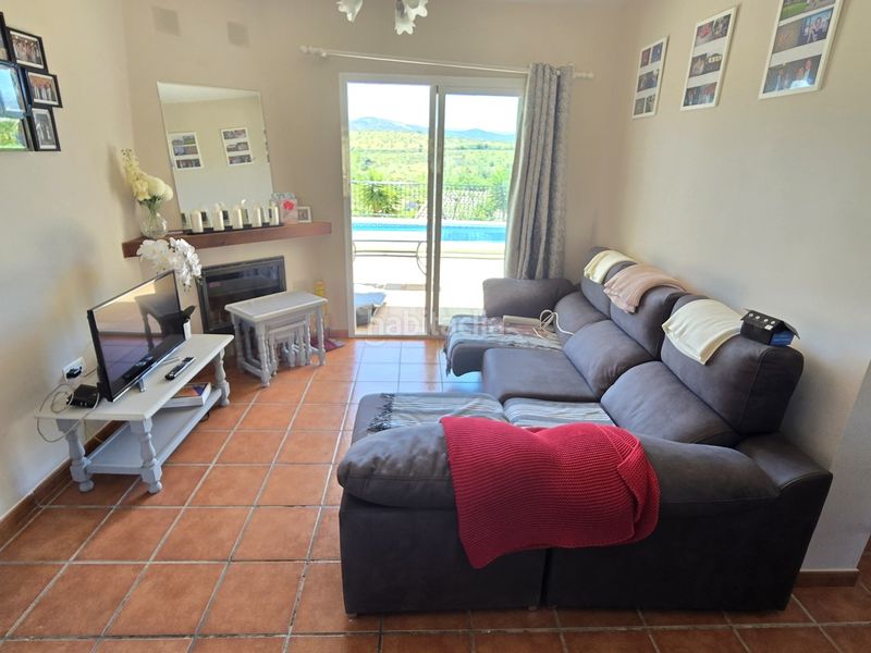 Foto a531cfb9-28ba-466a-8834-b7fe4e42811b. Casa amb piscina a Alcaucín