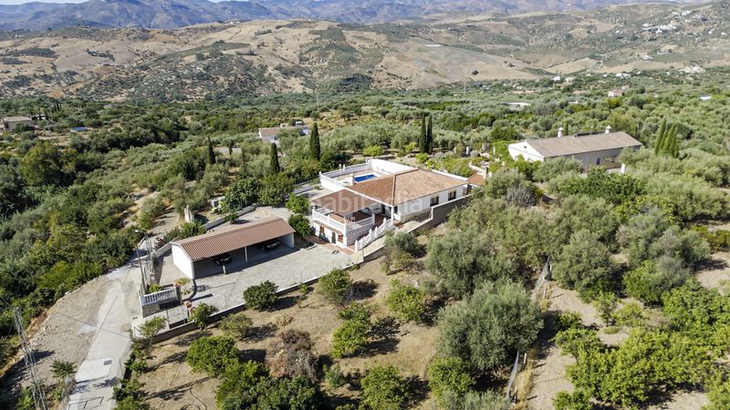 Foto 5a6397bd-c4f2-4014-a77f-0d04996dd54b. Casa amb piscina a Periana