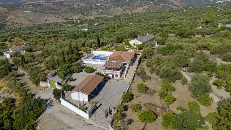Foto ecaf57e1-ad32-4e77-86e6-e53859806c93. Casa amb piscina a Periana
