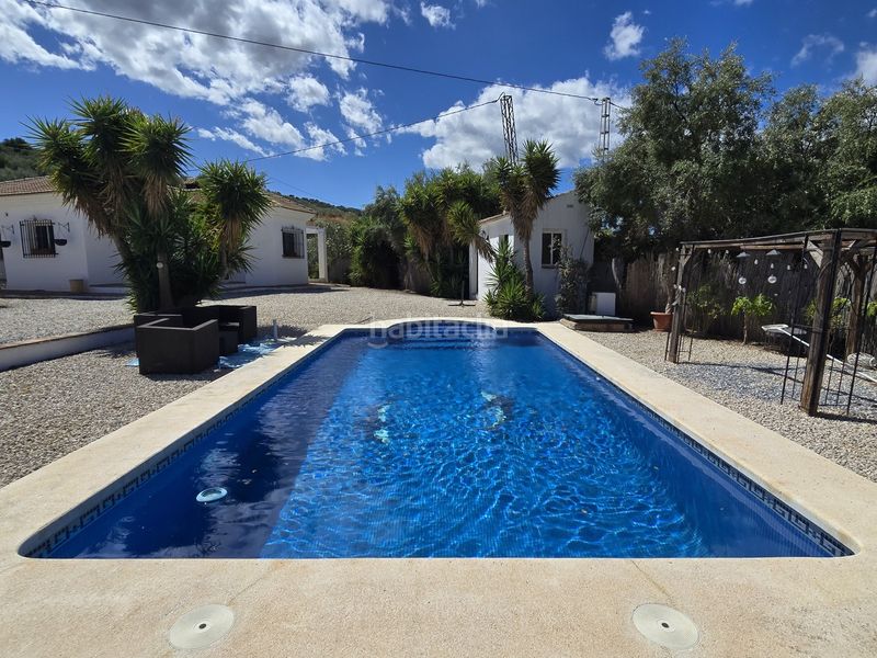Foto c587c718-e2d5-4633-ac78-cbe1f3a4cef6. Casa con piscina in Alcaucín