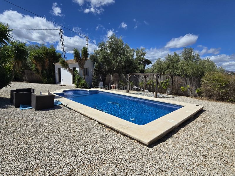 Foto d17c36c8-a2d6-40d3-bf9e-c9c490f0b7c6. Casa con piscina in Alcaucín