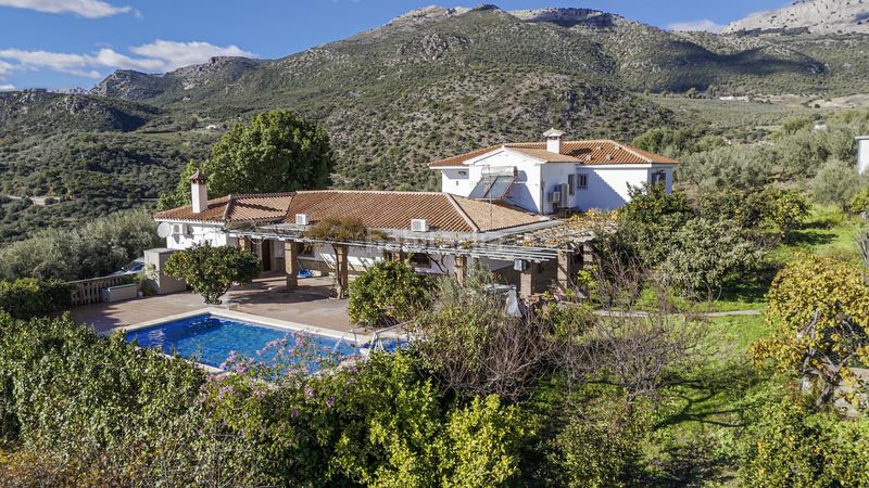 Foto 739d0564-1342-4f16-b88c-95409b284993. Casa amb aparcament piscina a Periana