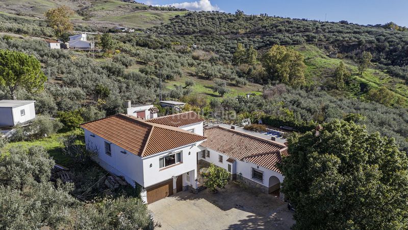 Foto 77db7237-06e6-423d-8242-f861a20da1f4. Casa amb aparcament piscina a Periana