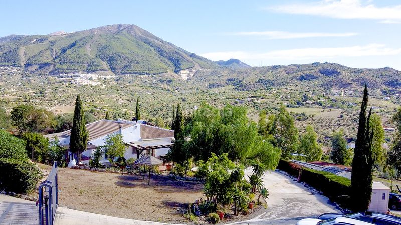 Foto cc56b05d-4425-452f-adec-d74f97ab48cf. Casa en Alcaucín