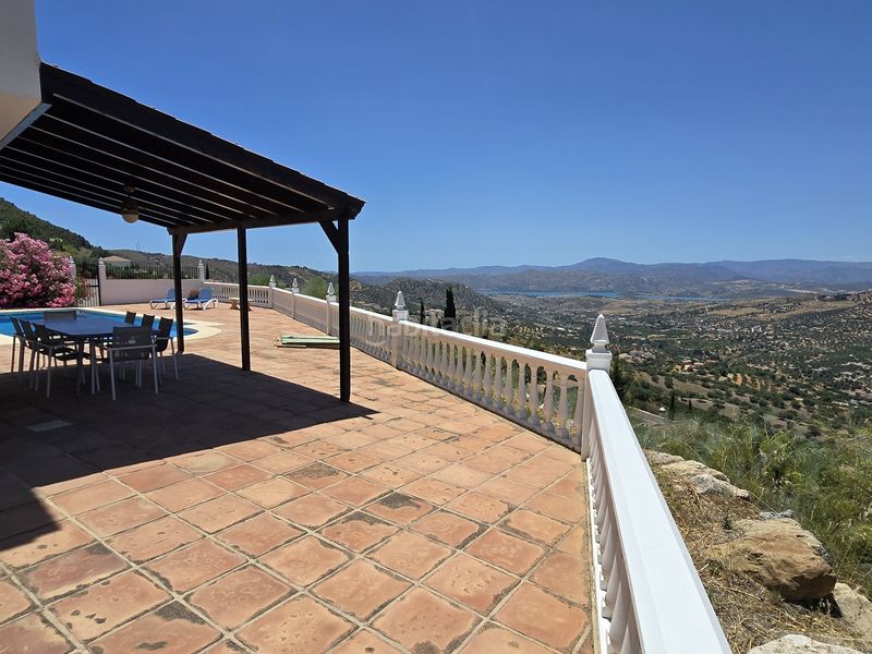 Foto 49070cfc-0991-4d74-b003-f696036c25e2. Casa amb piscina a Alcaucín
