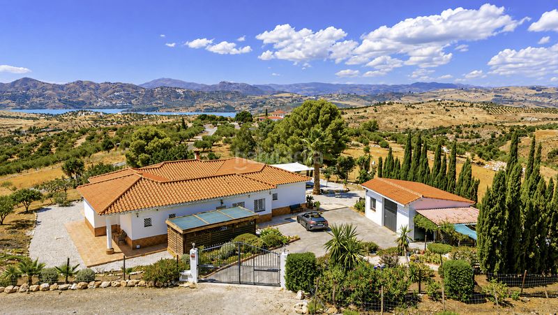 Foto cf46726f-3697-47ef-aaea-e0455e48c43d. Casa amb aparcament a Alcaucín