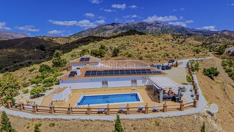 Foto 89199291-73ef-408a-aa35-31e2576c26b2. Casa amb aparcament piscina a Canillas de Aceituno