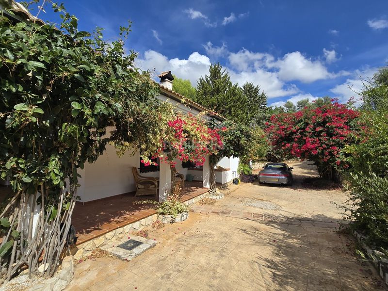 Foto ea3f9454-81ca-41f3-a7bd-3e24c9bd34e7. Casa amb piscina a Periana
