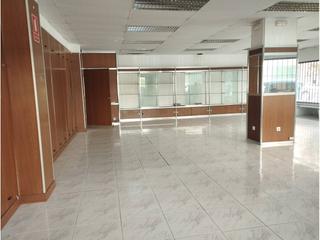 Location Local commercial  Calle de calatrava. Local disponible.
situado en calle calatrava. con 170 m2. aseo