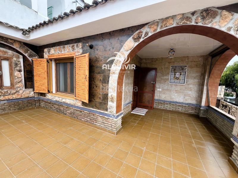 Foto 0b84ceef-c577-47a2-b444-0363b158f90c. Casa aparellada amb aparcament a Centro - Torre de la Higuera Almonte
